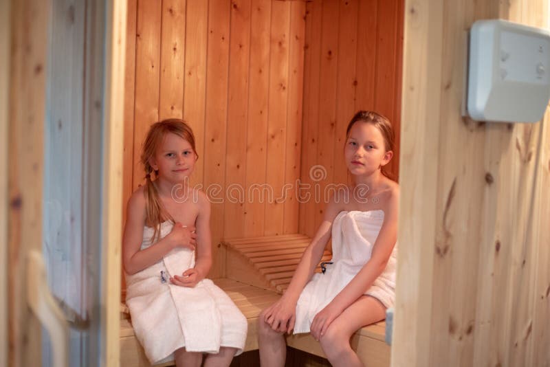 Ein Mädchen Lächelt Und öffnet Die Tür Der Finnischen Sauna Stockfoto Bild Von Wärme