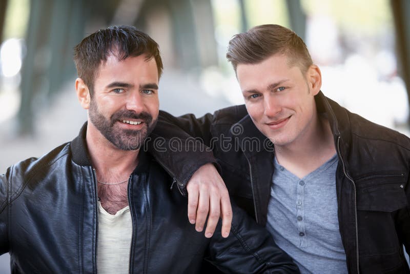 Zwei Männer, die an der Kamera stehen und lächeln lizenzfreies stockbild Zwei Männer, die an der Kamera stehen und lächeln lizenzfreies stockbild