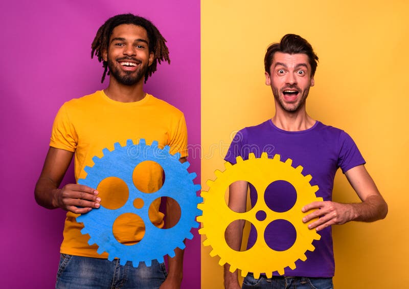 Zwei Männer verbinden Gänge als Konzept der Teamarbeit Partnerschaft und Integration stockfotos