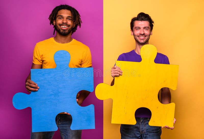 Zwei Männer verbinden Puzzleteile als Konzept der Teamarbeit Partnerschaft und Integration lizenzfreie stockfotografie