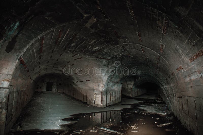 Zwei M?glichkeiten in den langen untert?gigen konkreten Korridoren oder in den Tunnels in verlassenem Bunker oder im Kernschutz stockbild Zwei M?glichkeiten in den langen untert?gigen konkreten Korridoren oder in den Tunnels in verlassenem Bunker oder im Kernschutz stockbild