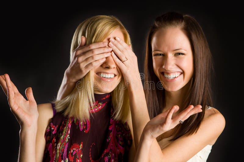 Zwei nette Zwillingmädchen, die Spaß haben lizenzfreie stockfotografie Zwei nette Zwillingmädchen, die Spaß haben lizenzfreie stockfotografie