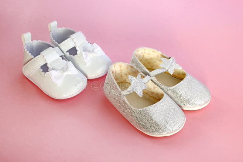 Zwei Paar Kindersandalen dicht. Kinderschuhe. lizenzfreies stockbild
