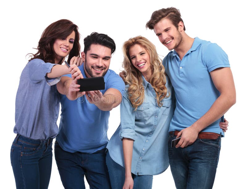 Zwei Paare von den jungen Leuten, die ihr Foto mit Telefon machen lizenzfreies stockbild Zwei Paare von den jungen Leuten, die ihr Foto mit Telefon machen lizenzfreies stockbild
