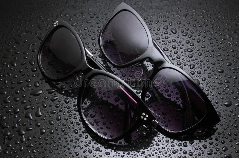 zwei Paarsonnenbrille mit Wassertropfen stockfotos zwei Paarsonnenbrille mit Wassertropfen stockfotos