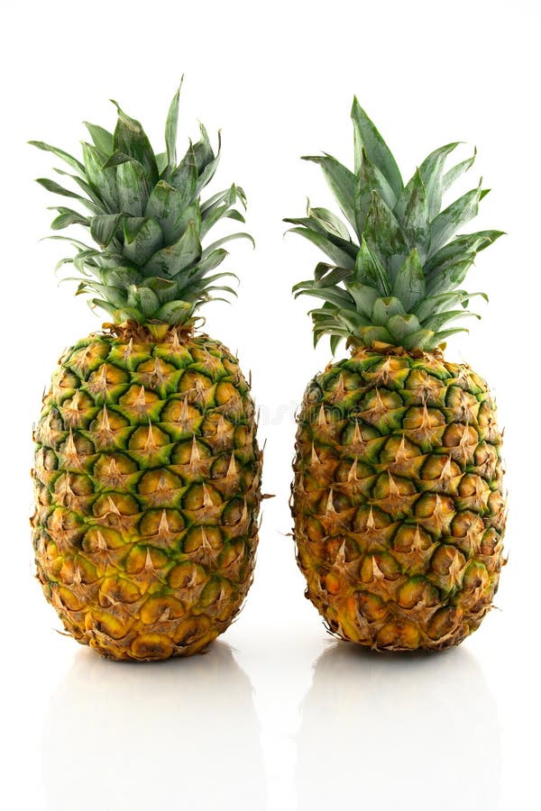 Zwei reife Ananas lizenzfreies stockbild Zwei reife Ananas lizenzfreies stockbild