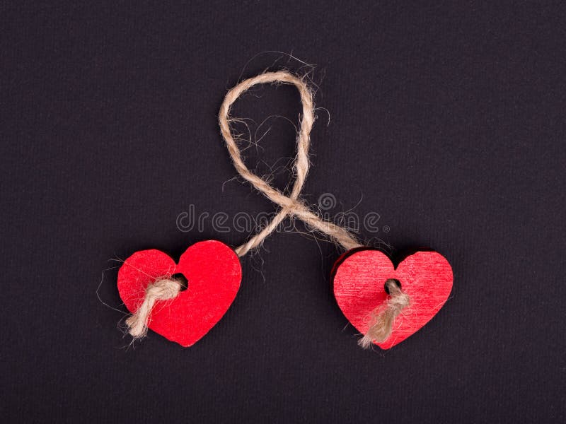Zwei rote Herzen springen zusammen mit Seil, Konzept der Liebe und Mrz lizenzfreie stockfotografie Zwei rote Herzen springen zusammen mit Seil, Konzept der Liebe und Mrz lizenzfreie stockfotografie
