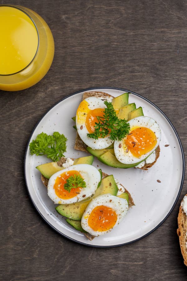 Zwei Sandwiche mit Avocado und gekochtem Ei auf Platte lizenzfreies stockbild Zwei Sandwiche mit Avocado und gekochtem Ei auf Platte lizenzfreies stockbild