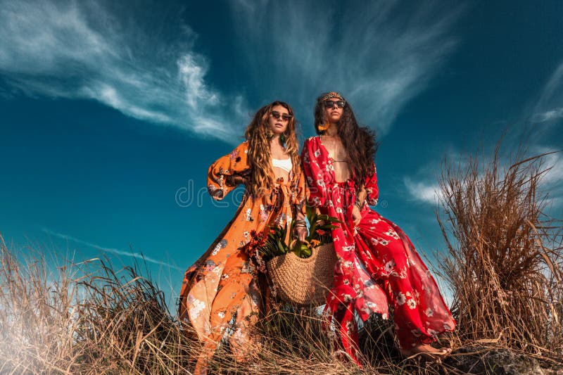 Zwei sch?ne stilvolle boho Modelle drau?en stockbild Zwei sch?ne stilvolle boho Modelle drau?en stockbild