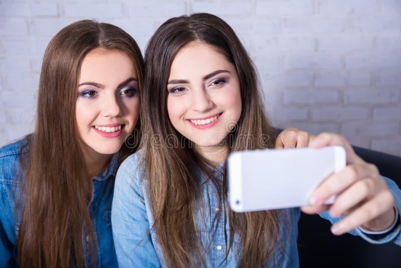 Zwei Junge Frauen Die Selfie Foto Mit Intelligentem Telefon Machen