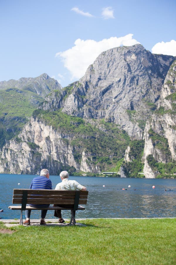 Zwei Senioren, die auf Bank stillstehen stockfoto Zwei Senioren, die auf Bank stillstehen stockfoto
