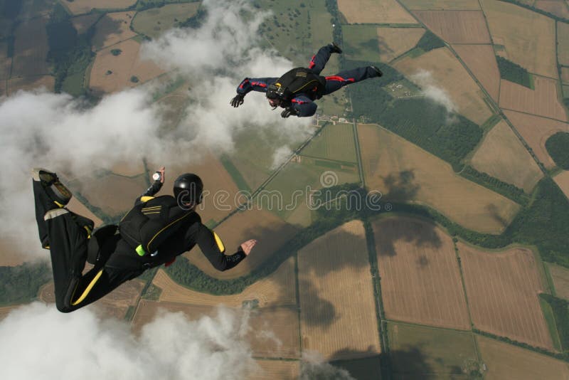 Zwei Skydivers, die Anordnungen performaing sind lizenzfreies stockbild Zwei Skydivers, die Anordnungen performaing sind lizenzfreies stockbild