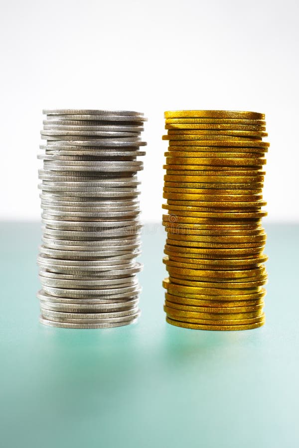 Zwei Stapel Silber- und Goldmünzen lizenzfreie stockbilder Zwei Stapel Silber- und Goldmünzen lizenzfreie stockbilder