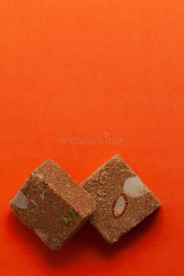 Zwei Stücke hausgemachte indianische Mithai Dessert besan gajak barfi. stockfotografie