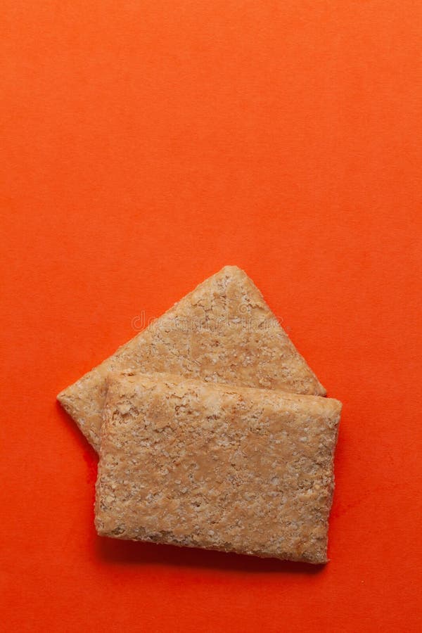 Zwei Stücke indianischer Mithai-Dessert delikate weiche knusprige gajak-Bars. lizenzfreie stockfotografie