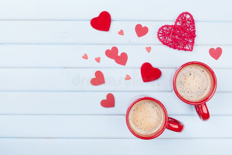 Zwei Tasse Kaffee und Mischherzen auf blauer Tischplattepastellansicht Morgenfrühstück für Valentinsgrußtag Zu küssen Mann und Fr lizenzfreies stockbild Zwei Tasse Kaffee und Mischherzen auf blauer Tischplattepastellansicht Morgenfrühstück für Valentinsgrußtag Zu küssen Mann und Fr lizenzfreies stockbild