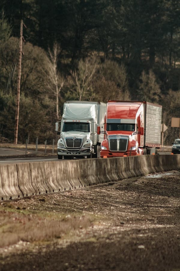 Zwei tauscht halb auf Oregon-Autobahn zwischenstaatliche 5 neben einander fahren lizenzfreies stockfoto Zwei tauscht halb auf Oregon-Autobahn zwischenstaatliche 5 neben einander fahren lizenzfreies stockfoto