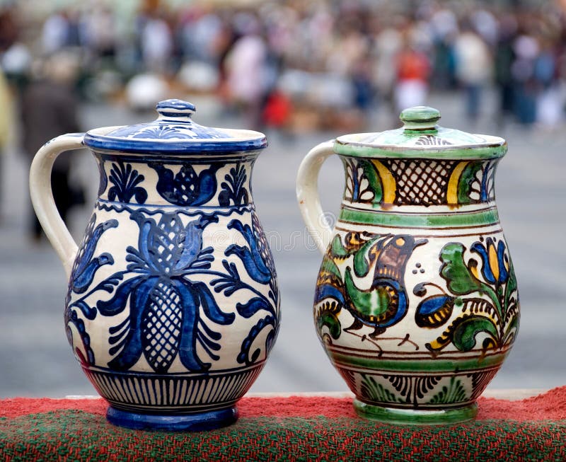 Zwei traditionelle rumänische Krüge stockbild Zwei traditionelle rumänische Krüge stockbild