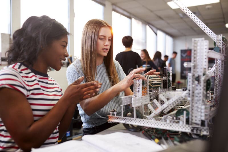 Zwei weibliche Studenten, die Maschine in der Wissenschafts-Robotik errichten oder Klasse ausf?hren lizenzfreie stockfotografie Zwei weibliche Studenten, die Maschine in der Wissenschafts-Robotik errichten oder Klasse ausf?hren lizenzfreie stockfotografie