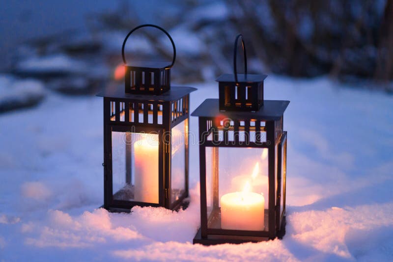 Zwei Weinlesekerzenlaternen nachts Winter draußen stockfotos Zwei Weinlesekerzenlaternen nachts Winter draußen stockfotos