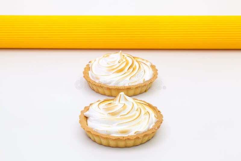 Zwei Zitrone tartalets auf dem weißen Schreibtisch lizenzfreies stockbild Zwei Zitrone tartalets auf dem weißen Schreibtisch lizenzfreies stockbild
