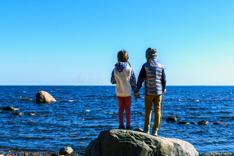 Zwei Zwillinge der kleinen Schwestern, die diese Welt und mehr als alles lieben, stockbild Zwei Zwillinge der kleinen Schwestern, die diese Welt und mehr als alles lieben, stockbild