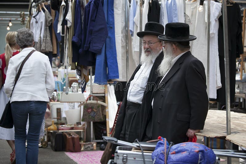 Zwei ältere orthodoxe jüdische Männer mit den Bärten, die schwarze Mäntel tragen lizenzfreie stockbilder Zwei ältere orthodoxe jüdische Männer mit den Bärten, die schwarze Mäntel tragen lizenzfreie stockbilder