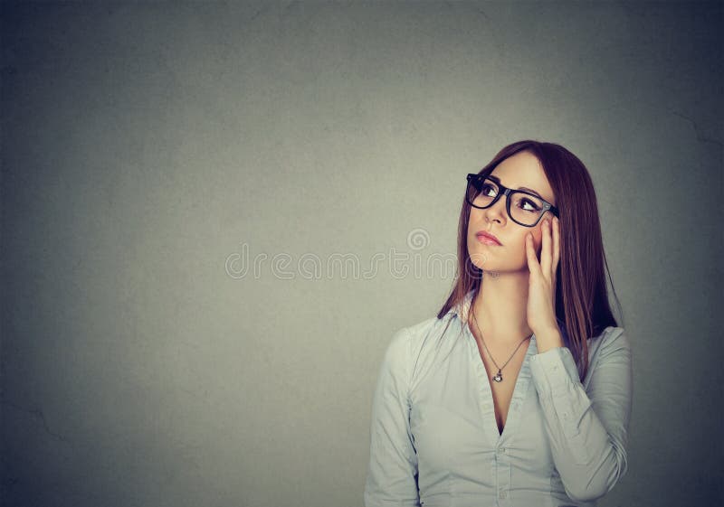 Zweifelhafte Frau, die oben in den Wundern schaut stockfotos Zweifelhafte Frau, die oben in den Wundern schaut stockfotos
