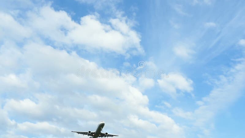 Zweistrahliges Flugzeug Lufthansas, das zum Flughafen sich nähert stock video