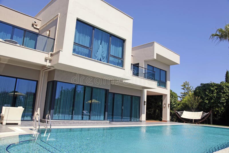 Zwembad bij de moderne villa van de luxetoevlucht, Belek, Turkije stock fotografie Zwembad bij de moderne villa van de luxetoevlucht, Belek, Turkije stock fotografie