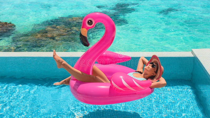 draad Vermoorden Afleiden Zwembad Ontspanningsvrouw in Zwempak Zonneschijn Die Ligt Te Relaxen Op  Roze Flamingo Zwevend Stock Afbeelding - Image of flamingo, luxe: 215389807