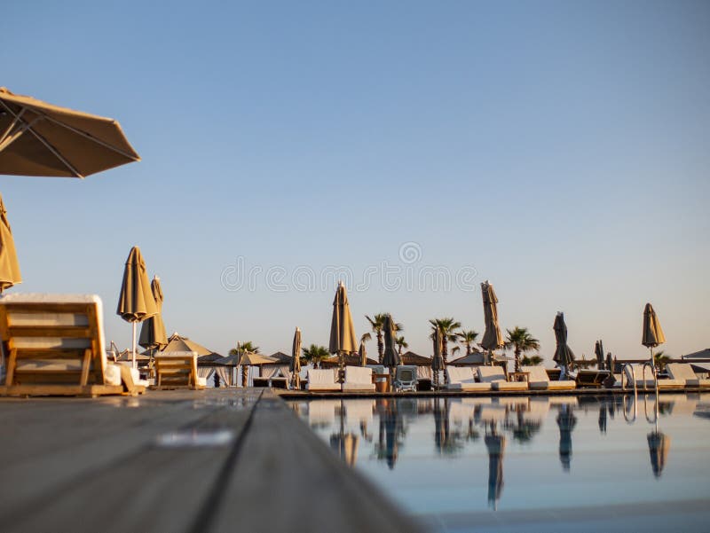 Zwembad van het hotel van de luxevakantie, verbazende mening Ontspan dichtbij pool met leuning, sunbeds, zonlanterfanters en para royalty-vrije stock foto's Zwembad van het hotel van de luxevakantie, verbazende mening Ontspan dichtbij pool met leuning, sunbeds, zonlanterfanters en para royalty-vrije stock foto's