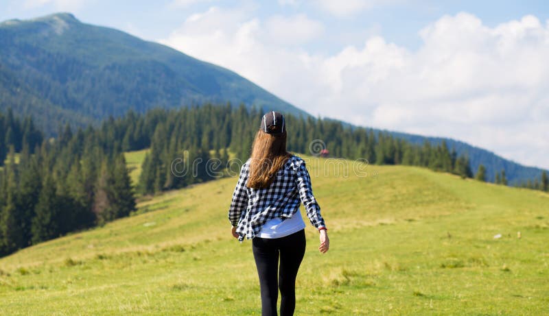 Zwerflust en reisconcept met ruimte voor tekst hipster reiziger bovenop bergen, verbazende mening Modieuze vrouw wandeling stock foto Zwerflust en reisconcept met ruimte voor tekst hipster reiziger bovenop bergen, verbazende mening Modieuze vrouw wandeling stock foto