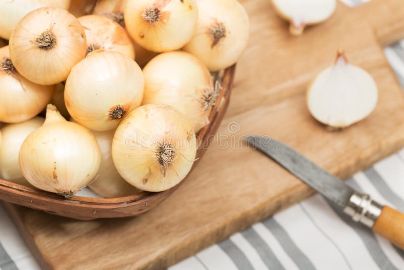 Zwiebeln in einem Korb stockfotos Zwiebeln in einem Korb stockfotos