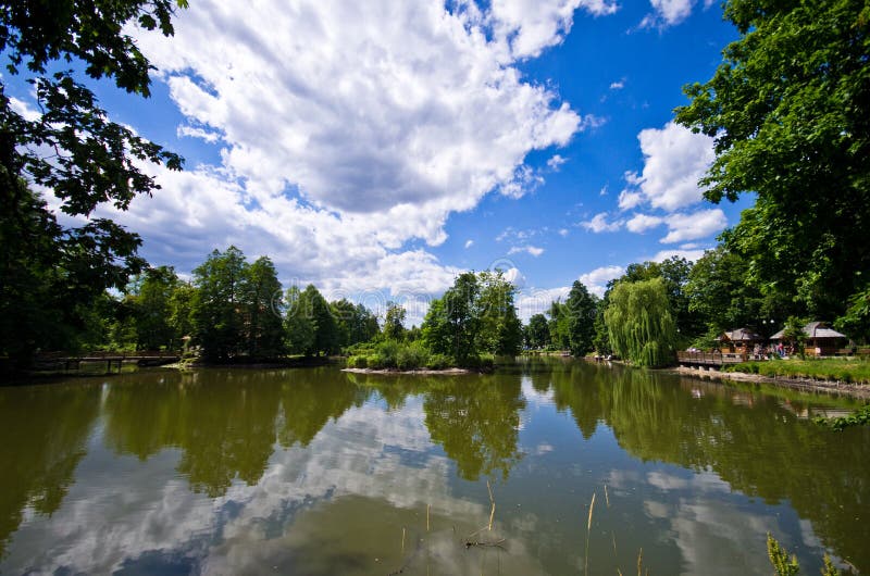 Zwierzyniec, Polonia, il lago principale della città di estate fotografie stock libere da diritti Zwierzyniec, Polonia, il lago principale della città di estate fotografie stock libere da diritti