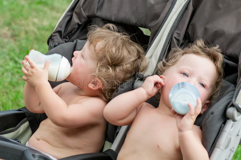 Zwillinge saugen eine Flasche mit Milch stockfotos Zwillinge saugen eine Flasche mit Milch stockfotos