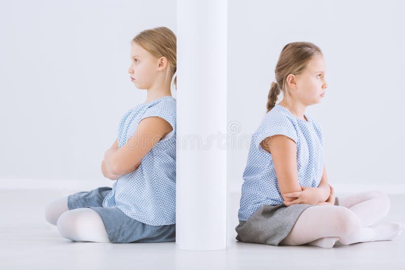 Zwillingsschwestern getrennt durch Wand stockfotos Zwillingsschwestern getrennt durch Wand stockfotos