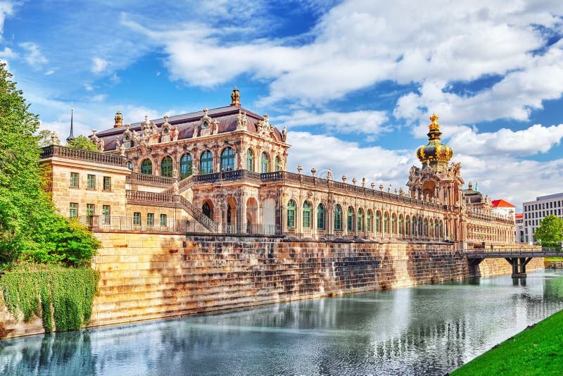 zwinger-palace-der-dresdner-zwinger-art-gallery-dresden-which-was-completely-destroyed-second-world-war-back-67751961.jpg