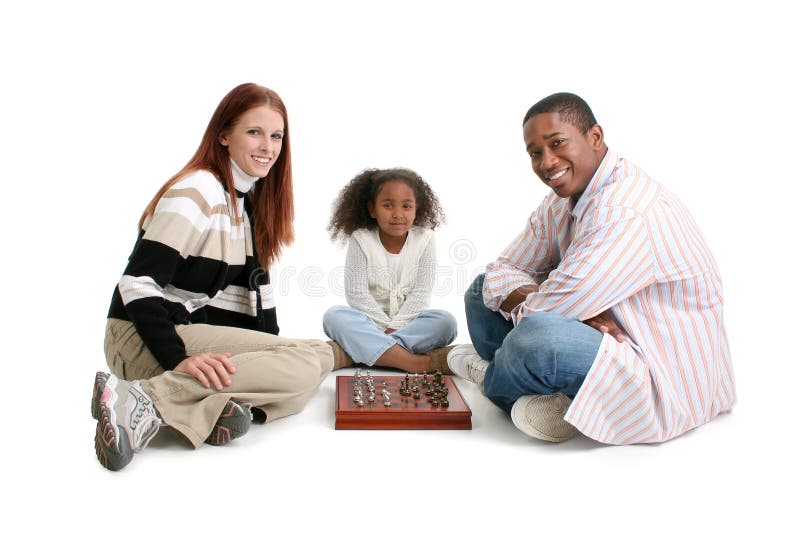 Zwischen verschiedenen Rassen Familie, die Schach spielt lizenzfreie stockfotos Zwischen verschiedenen Rassen Familie, die Schach spielt lizenzfreie stockfotos