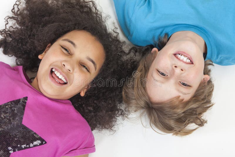 Zwischen verschiedenen Rassen Jungen-u. Mädchen-Kinder, die Spaß haben lizenzfreies stockfoto Zwischen verschiedenen Rassen Jungen-u. Mädchen-Kinder, die Spaß haben lizenzfreies stockfoto