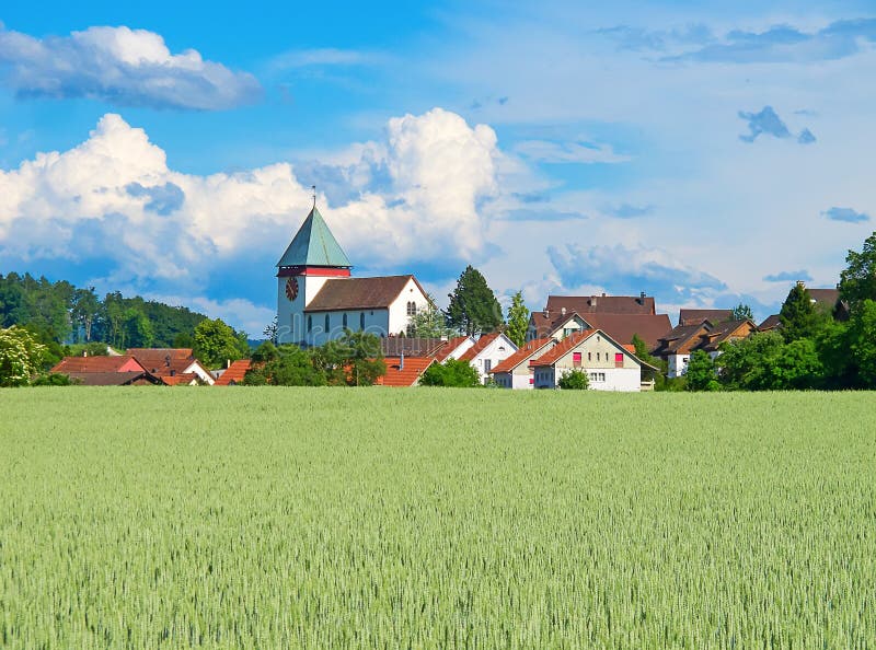 Zwitsers de zomer landelijk landschap royalty-vrije stock afbeeldingen Zwitsers de zomer landelijk landschap royalty-vrije stock afbeeldingen