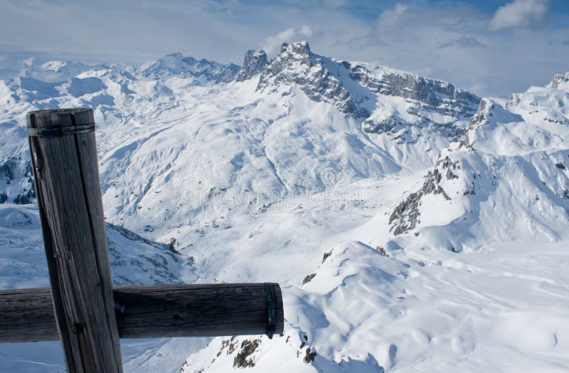 Zwitserse alpen in de winter met kruis op piek stock afbeelding Zwitserse alpen in de winter met kruis op piek stock afbeelding