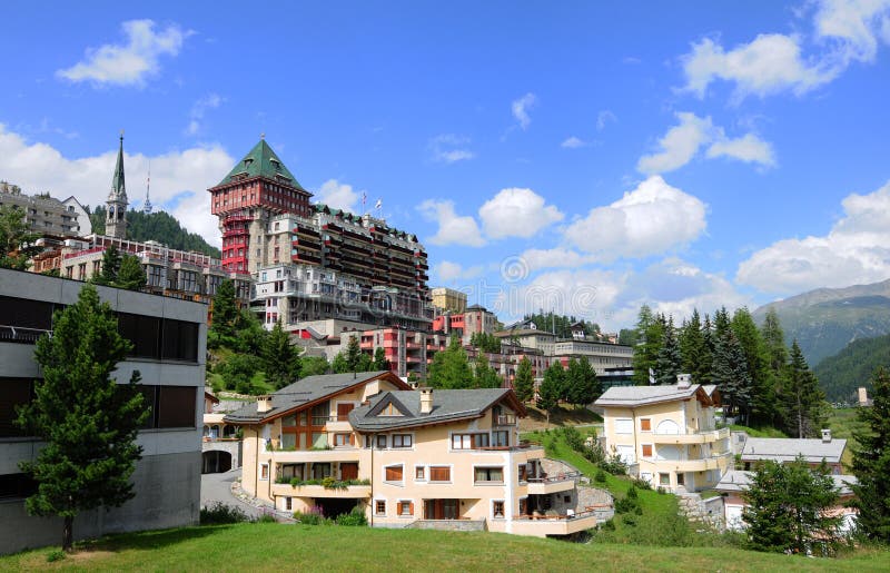 Zwitserse alpen: Het legendarische Badrutt-paleishotel in St Moritz stock foto's Zwitserse alpen: Het legendarische Badrutt-paleishotel in St Moritz stock foto's