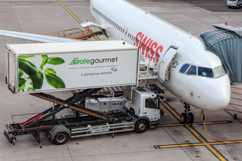 Zwitserse straal en een Gate Gourmet-vrachtwagen in de Luchthaven van Zürich royalty-vrije stock foto Zwitserse straal en een Gate Gourmet-vrachtwagen in de Luchthaven van Zürich royalty-vrije stock foto