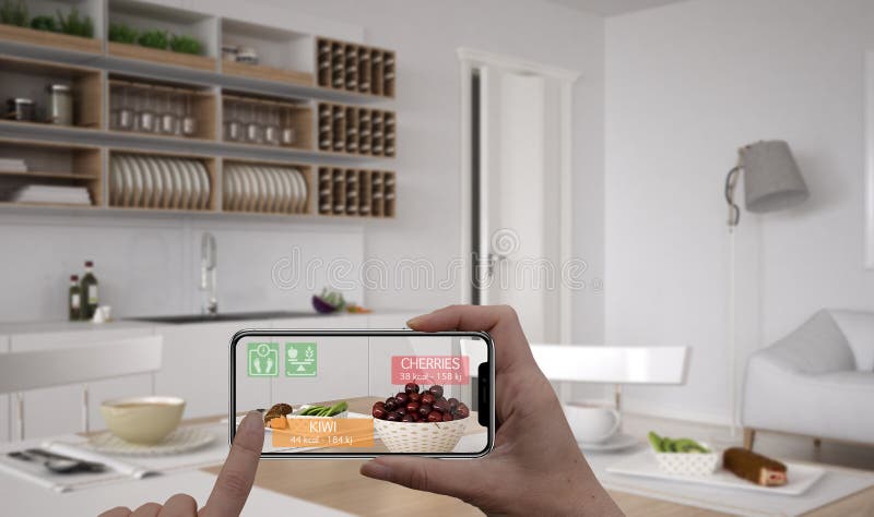 Zwiększający rzeczywistości pojęcie Ręka trzyma cyfrowej pastylki telefonu mądrze use AR podaniowy sprawdzać informację kalorie w fotografia stock Zwiększający rzeczywistości pojęcie Ręka trzyma cyfrowej pastylki telefonu mądrze use AR podaniowy sprawdzać informację kalorie w fotografia stock