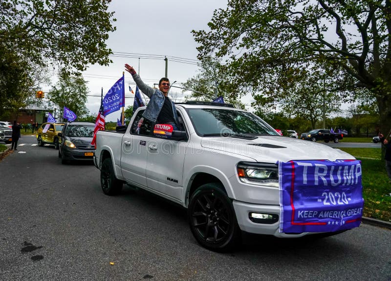 Zwolennicy prezydenta Trump biorą udział w paradzie samochodowej Trump 2020 w Nowym Jorku na Brooklynie zdjęcia stock