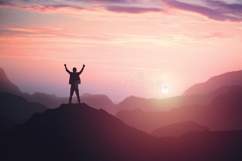 Zwycięska męskiej osoby pozycja na góra wierzchołku z rękami podnosić Wygrywa? i sukces