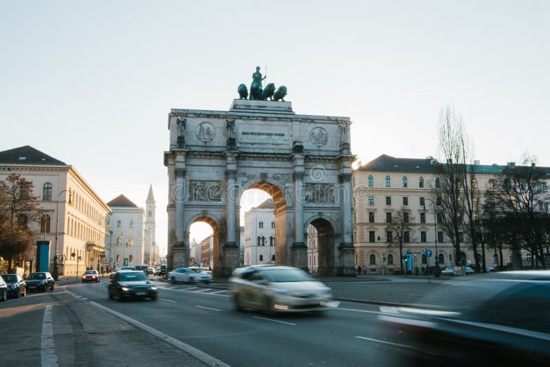 Zwycięstwo bramy triumfalny łuk Siegestor w tle Postu ruchu zamazani samochody w przedpolu munich Niemcy obraz royalty free Zwycięstwo bramy triumfalny łuk Siegestor w tle Postu ruchu zamazani samochody w przedpolu munich Niemcy obraz royalty free