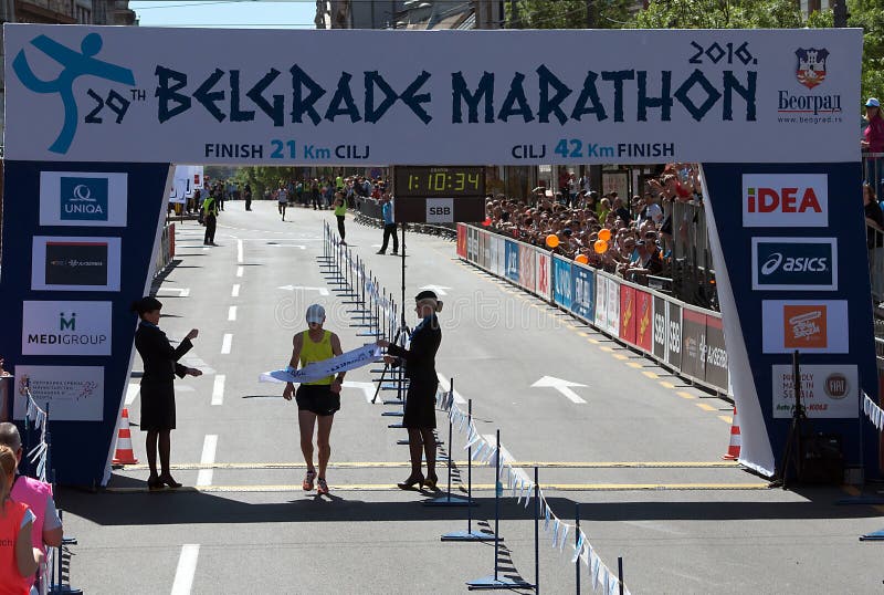 Zwycięzca przyrodni maraton dla mężczyzna zdjęcia stock Zwycięzca przyrodni maraton dla mężczyzna zdjęcia stock