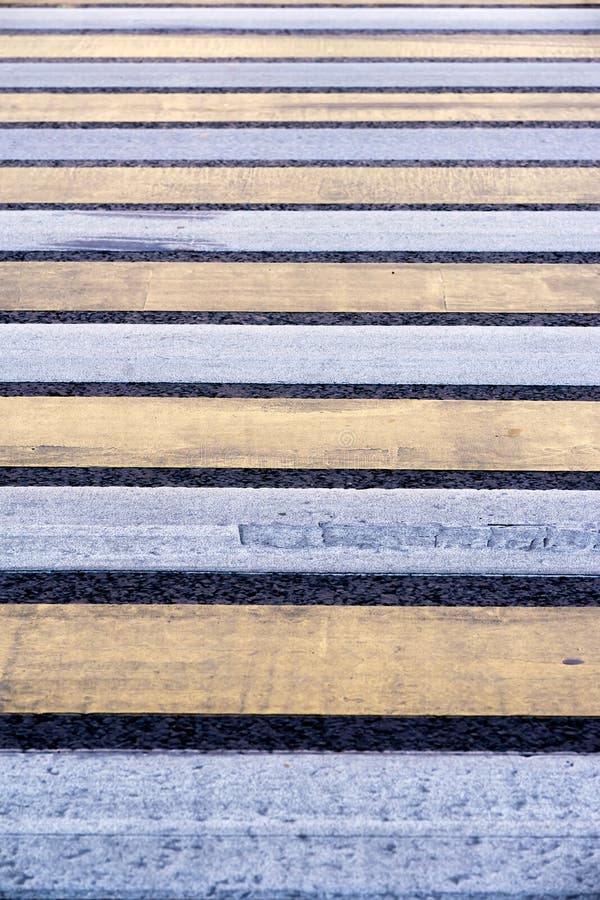 Zwyczajny skrzy?owanie Drogowi ocechowania na asfalcie Pasiasty błękitny, żółty tło i zdjęcia stock Zwyczajny skrzy?owanie Drogowi ocechowania na asfalcie Pasiasty błękitny, żółty tło i zdjęcia stock